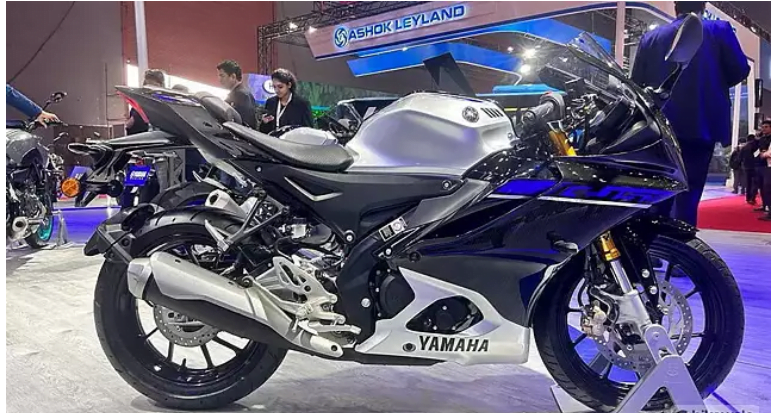 Yamaha R15M Carbon